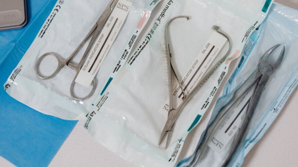 Zdjęcie przedstawia narzędzia chirurgiczne potrzebne do wykonaia zabiegu sterylizacji kotki